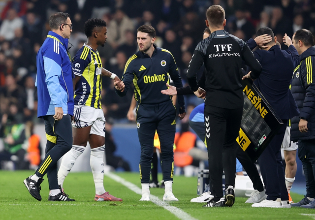 RAMS Başakşehir ile karşılaşan Fenerbahçe'de sakatlık