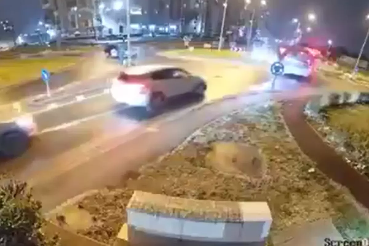 Romanya\'da akılalmaz kaza: Kontrolden çıkan araç, iki taksinin üzerinden uçtu