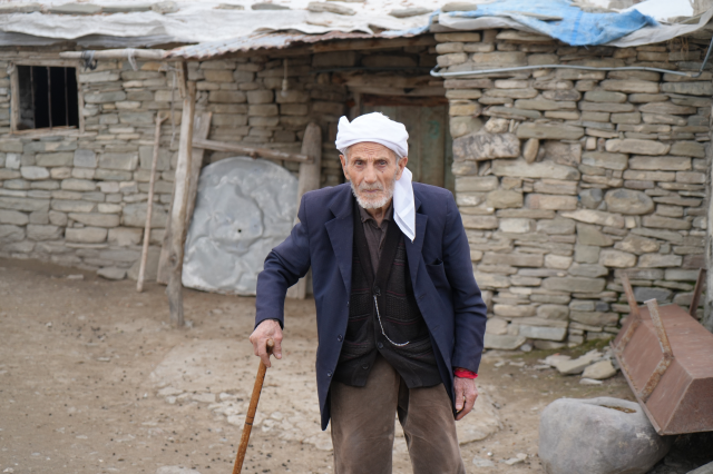 Rüstem dede 50 yıldır sadece çay ve gofret yiyor Rüstem dede 50 yıldır sadece çay ve gofret yiyor