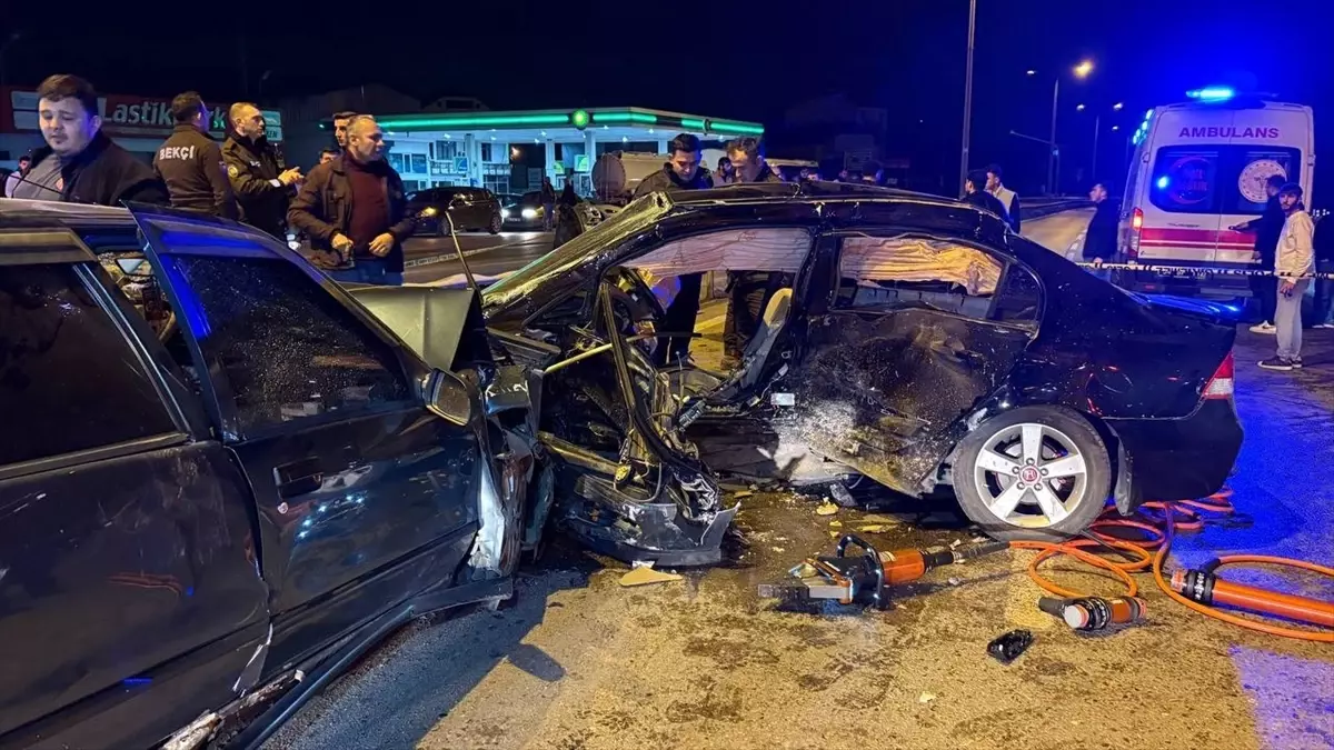 Hendek\'te Kaza: 1 Ölü, 2 Yaralı