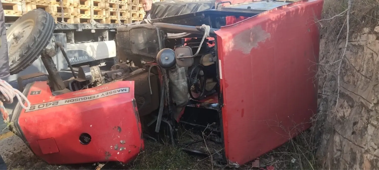 Samsun\'da Traktör Devrildi, Muhtar Yaralandı