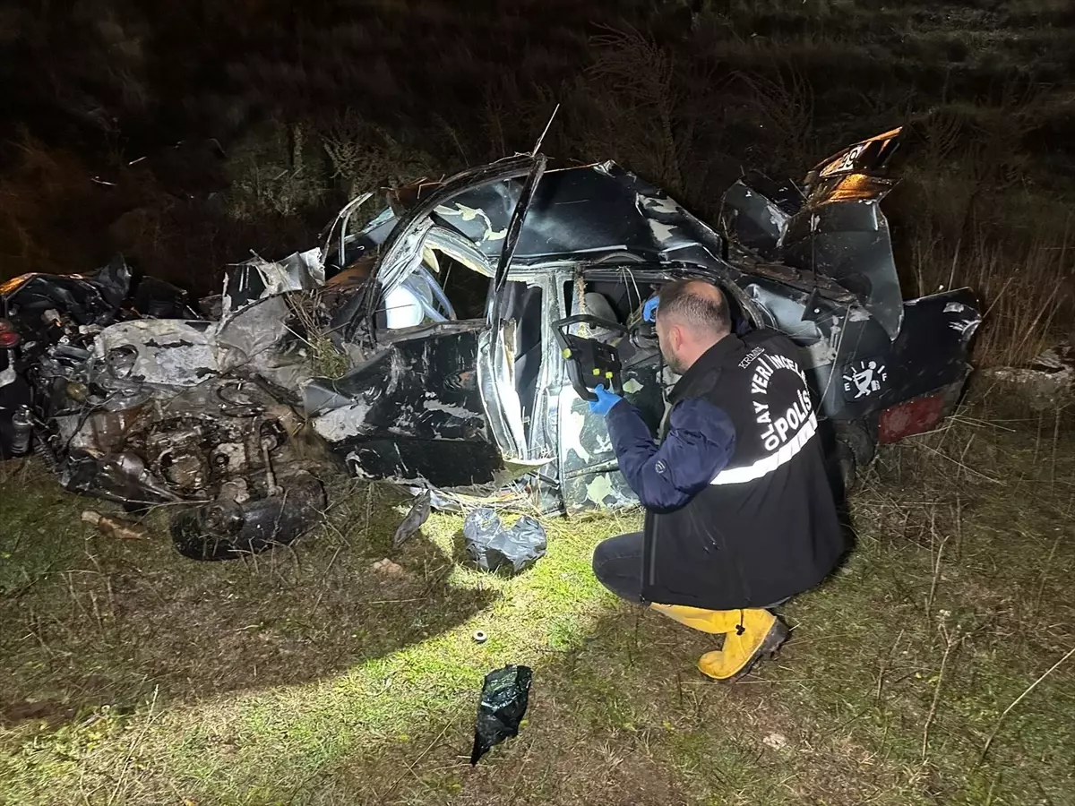 Uşak\'ta Trafik Kazası: 2 Ölü, 1 Yaralı