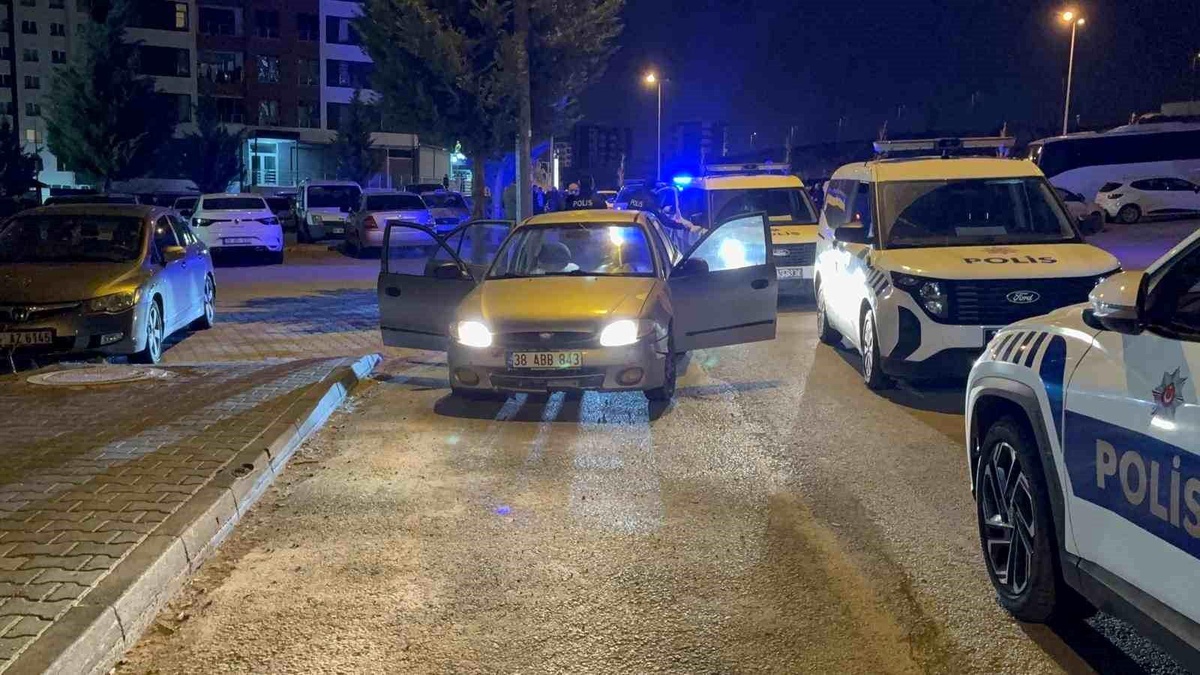 Kayseri\'de Alkollü Sürücü Polise Çarptı