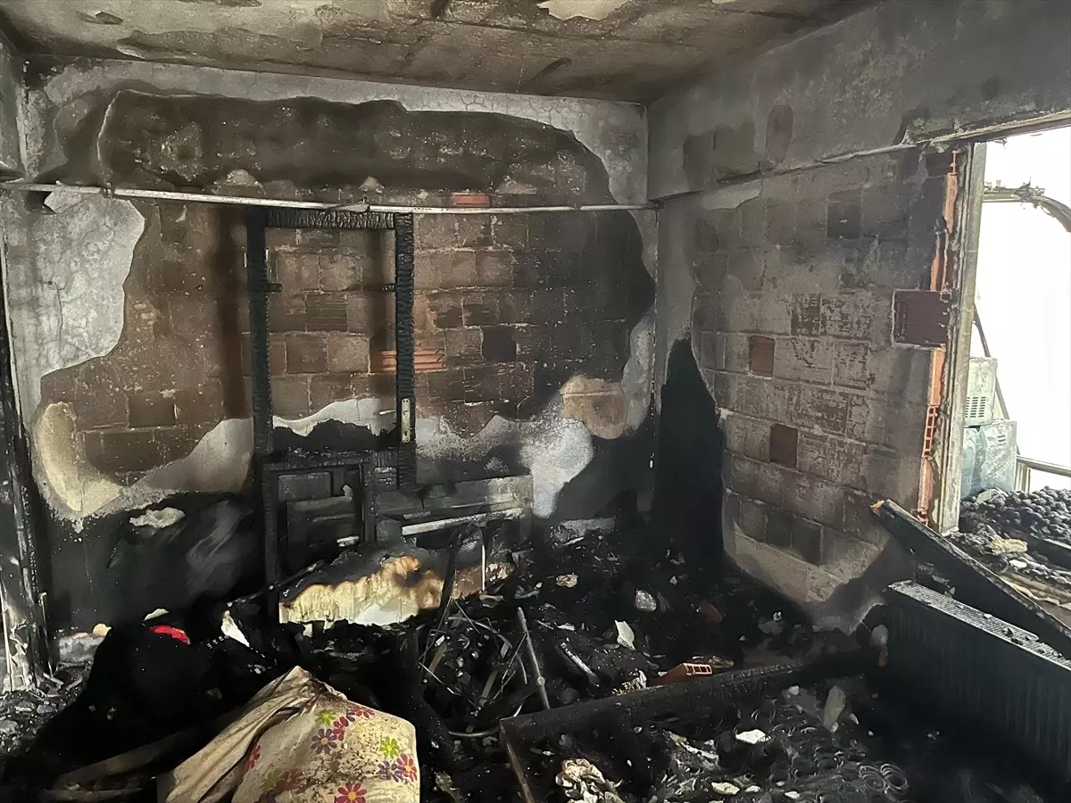 Çınarcık\'ta Yangın: Anne ve Çocuk Hastaneye Kaldırıldı