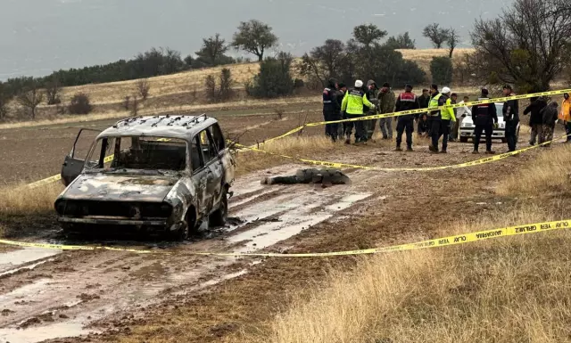 Yanmış otomobilin yanında bulunan cesedin, kayıp başı aranıyor Yanmış otomobilin yanında bulunan cesedin, kayıp başı aranıyor