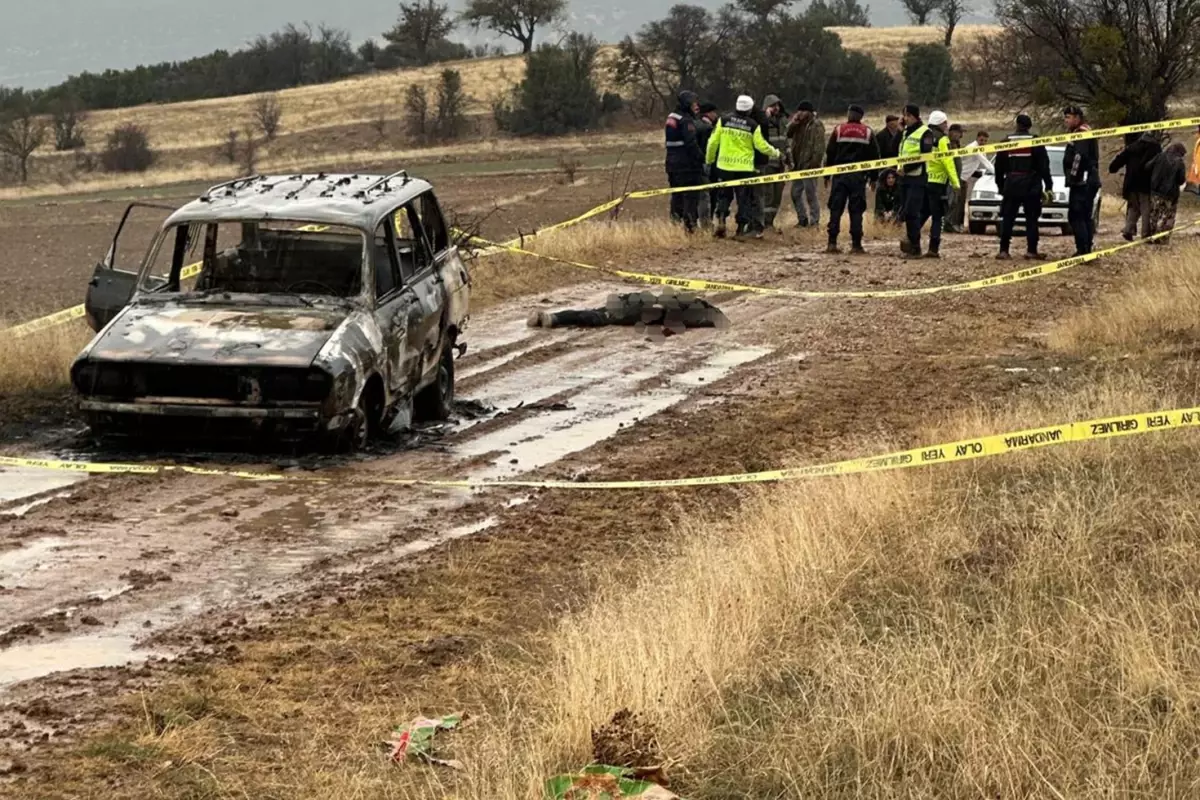 Resmen vahşet! Yanmış otomobilin yanında bulunan cesedin başı kayıp