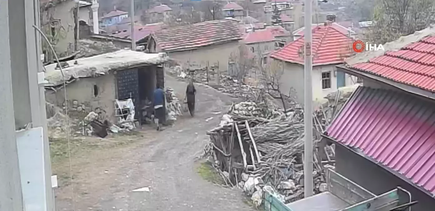 Karısını tekme, yumruk ve sopayla öldüresiye dövdü