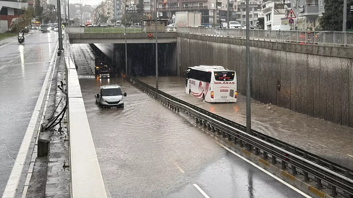 Alanya\'da Sağanak Yağış: Su Baskınları ve Araç Kurtarma
