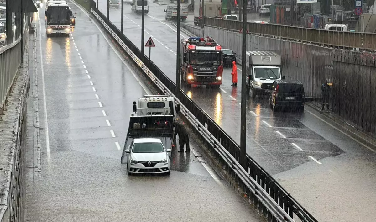 Alanya\'da Sağanakta Mahsur Kalan Araç Kurtarıldı