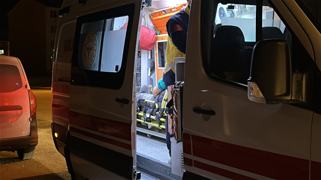 Annesine şiddet uygulayan babasını darbetti Annesine şiddet uygulayan babasını darbetti