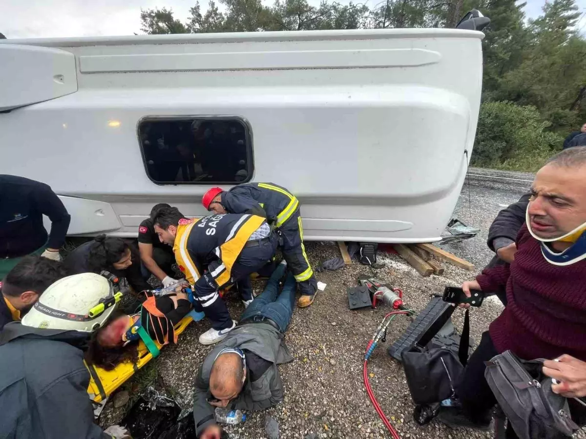 Antalya\'da midibüs devrildi: 6 yaralı