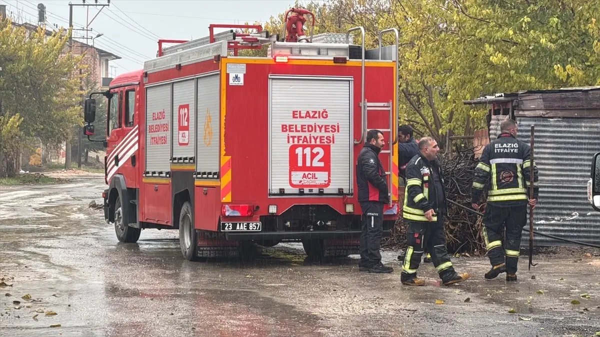 Elazığ\'da Çatı Yangını