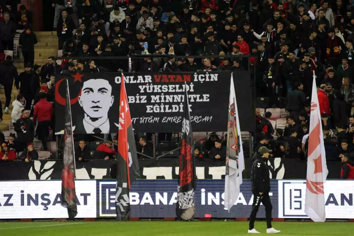 Es-Es taraftarı hava şehidi Emre Mercan\'ı unutmadı