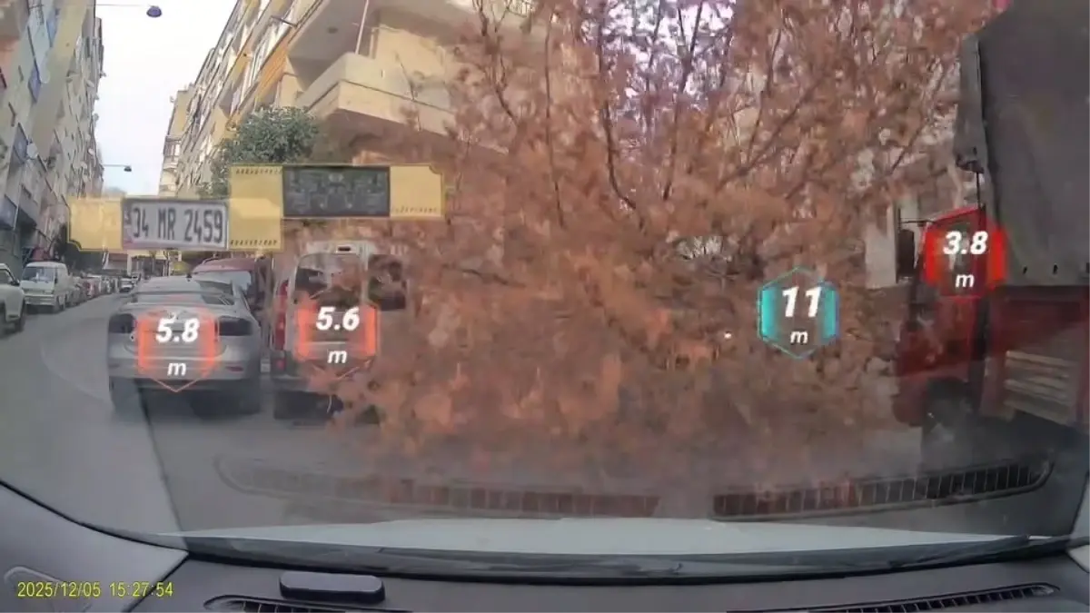 Esenler\'de Kamyonet Ağaça Çarptı