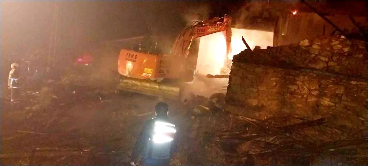 Feke\'de ev yangını: bir ev kül oldu, lojman zarar gördü