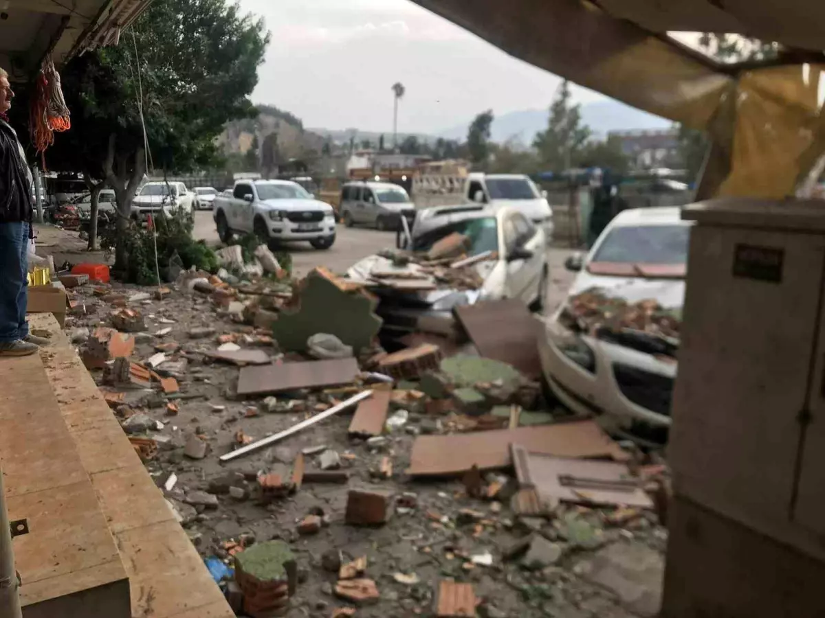 İskenderun\'da Fırtına Apartman Duvarını Yıktı