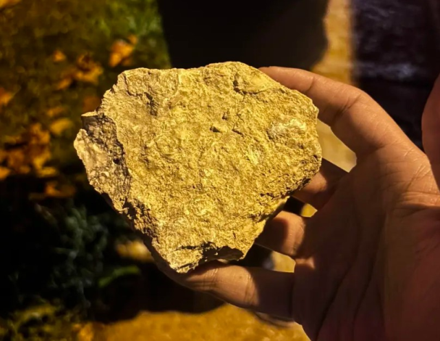 Galatasaray otobüsüne taşlı saldırı