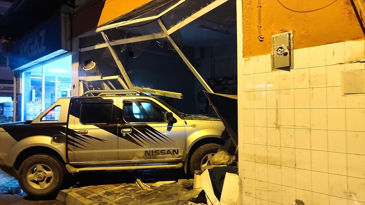 Pikap İş Yerine Girdi, Kaza Anı Kamerada