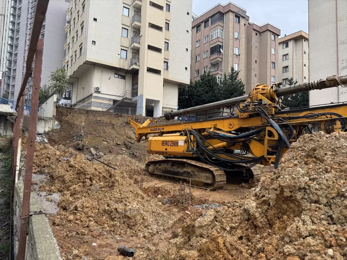 Kadıköy\'de İstinad Duvarı Yıkıldı