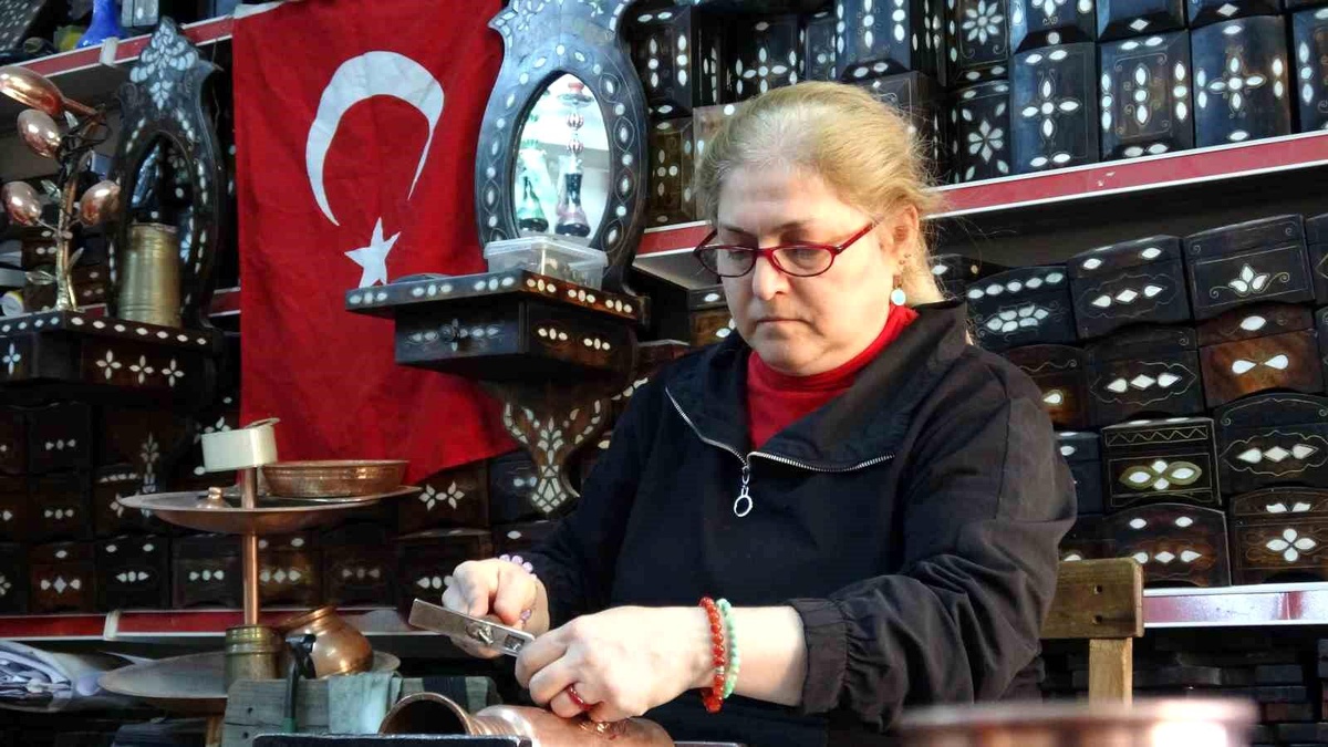 Gaziantep\'te Kadın Bakır Ustası