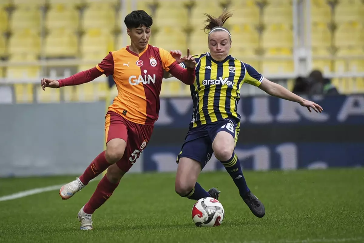 Kadınlar derbisinde Galatasaray\'ı deviren Fenerbahçe 11\'de 11 yaparak liderliğe yükseldi
