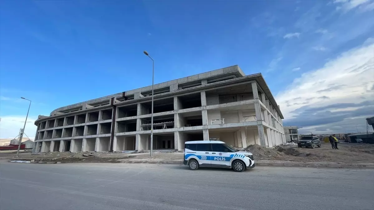 Kayseri\'de İnşaatta Düşen İşçi Yaralandı