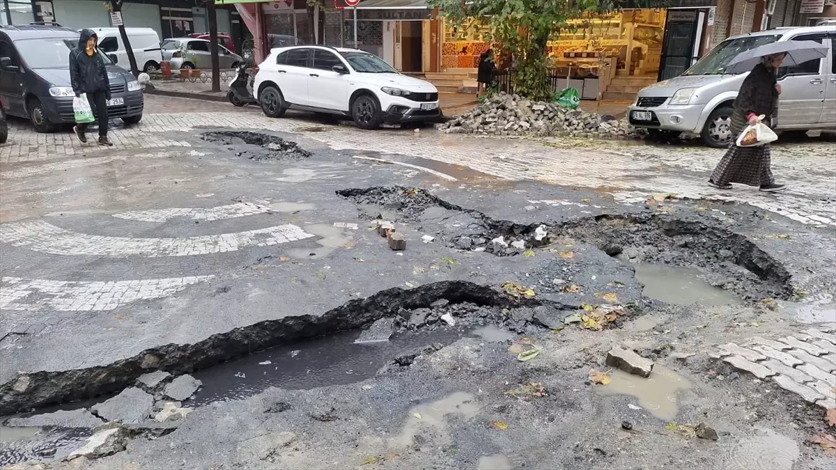 Yağışlar Yol Çökmesine Neden Oldu