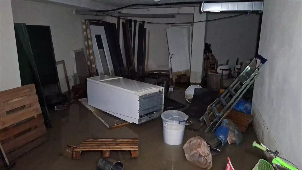 Küçükçekmece\'de Yağış Sonucu Araçlar Hasar Gördü