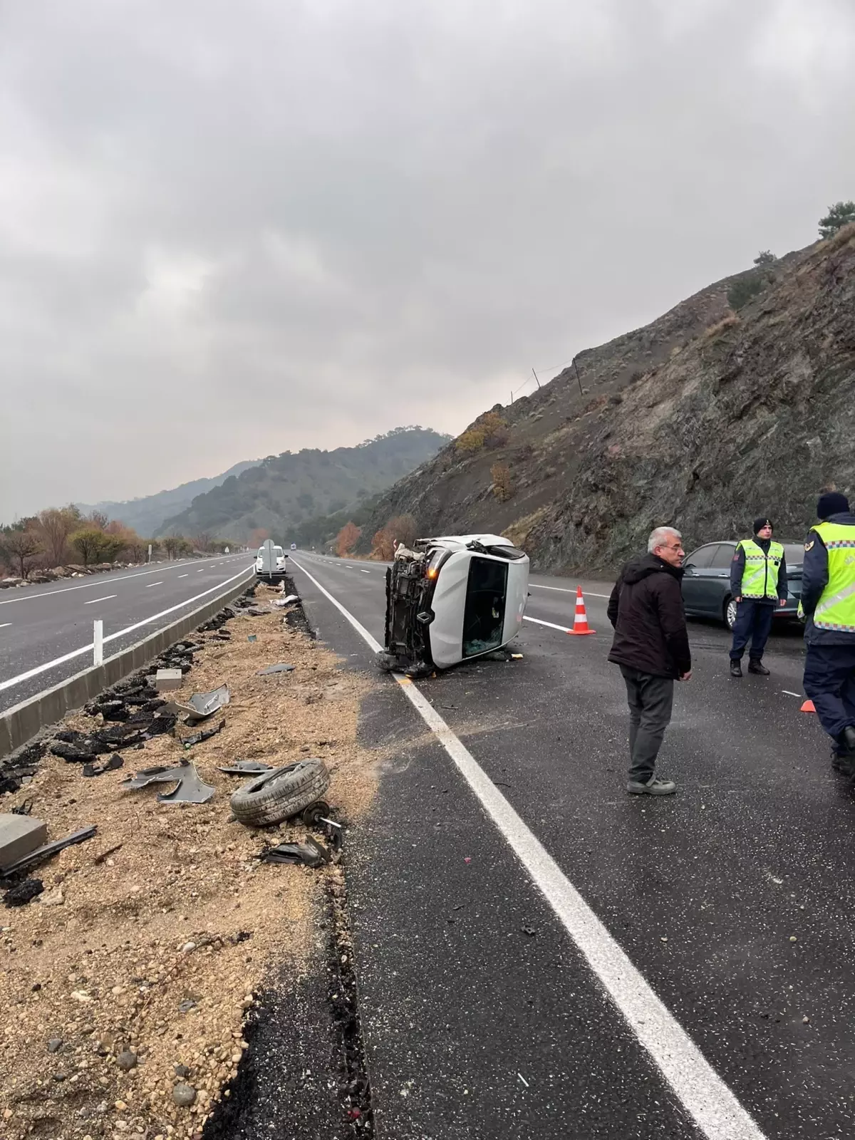 Malatya\'da lastiği patlayan otomobil takla attı: 4 yaralı