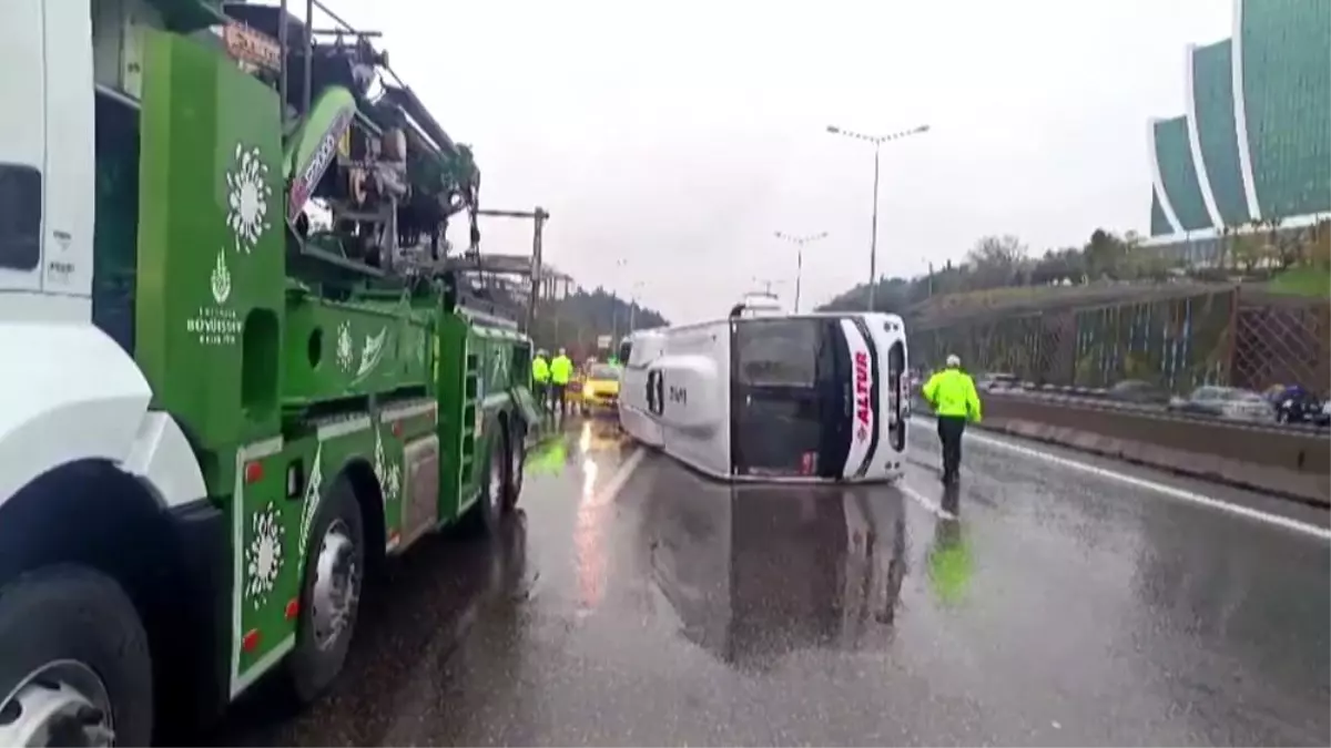 Maltepe\'de Servis Minibüsü Devrildi