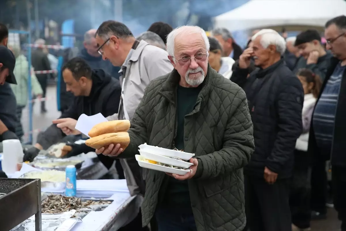 7 Ton Hamsi Perşembe\'de İkram Edildi