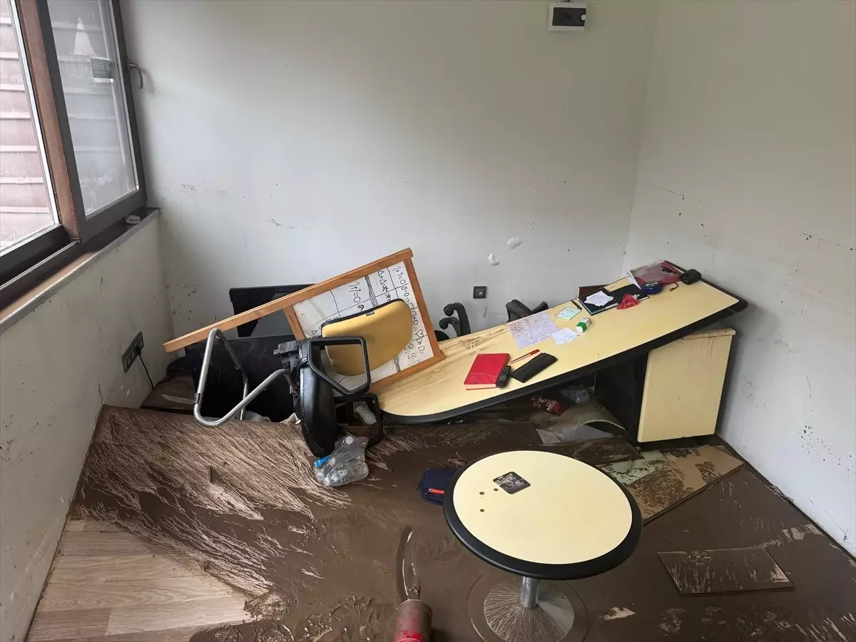 Sarıyer\'de Sel Faciası: Araçlar Dereye Düştü