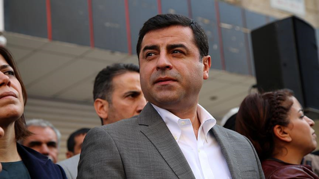 Selahattin Demirtaş: Keşke Öcalan'ın doğrudan toplumla konuşabilmesinin imkanları yaratılabilse Selahattin Demirtaş: Keşke Öcalan'ın doğrudan toplumla konuşabilmesinin imkanları yaratılabilse