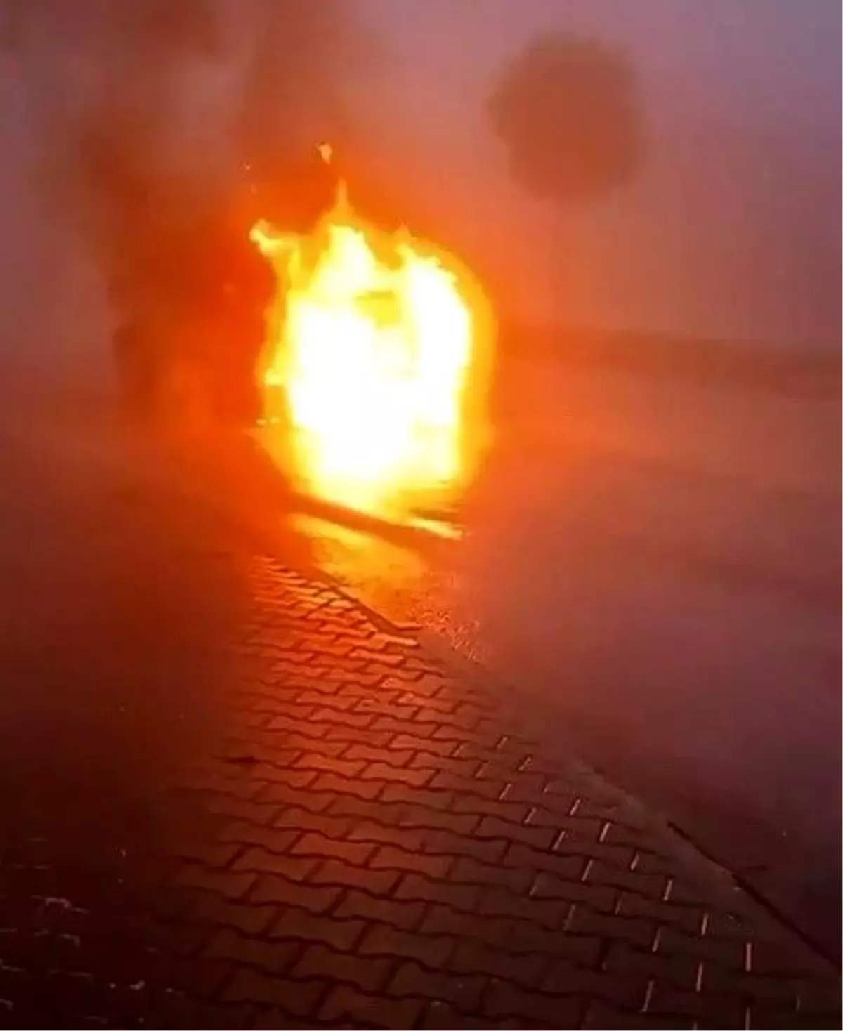 Besni\'de Araç Yangını: Herhangi Bir Yaralı Yok