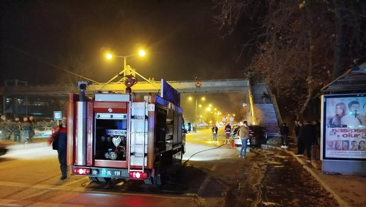 Boyabat\'ta Otomobil Alev Aldı: 4 Yaralı