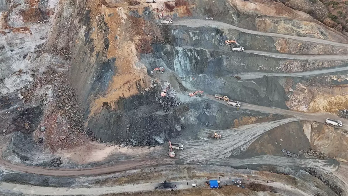 Divriği\'de Göçük Altındaki Müdürü Arama Çalışmaları Devam Ediyor