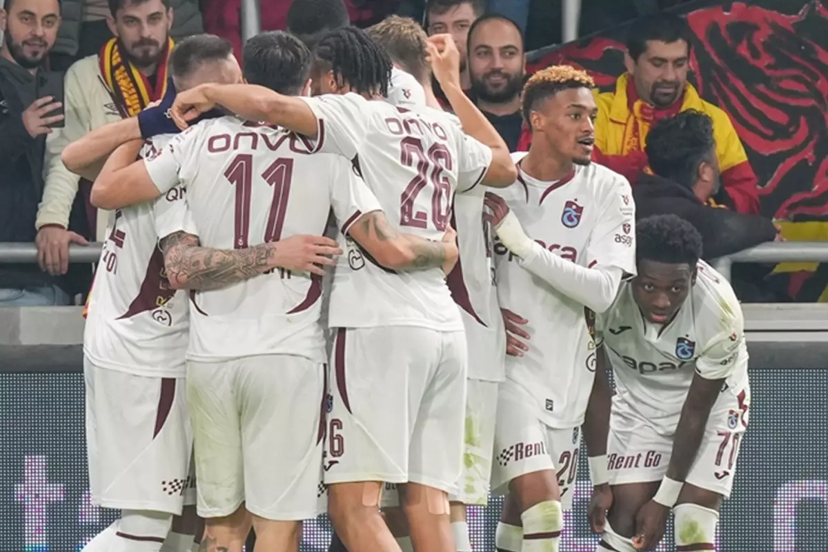 Trabzonspor\'da 2 yıldız futbolcu Beşiktaş maçında cezalı duruma düştü