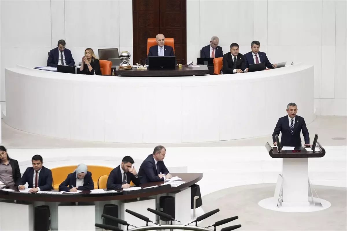 Özgür Özel\'den Yoksulluk ve Gençlik Vurgusu