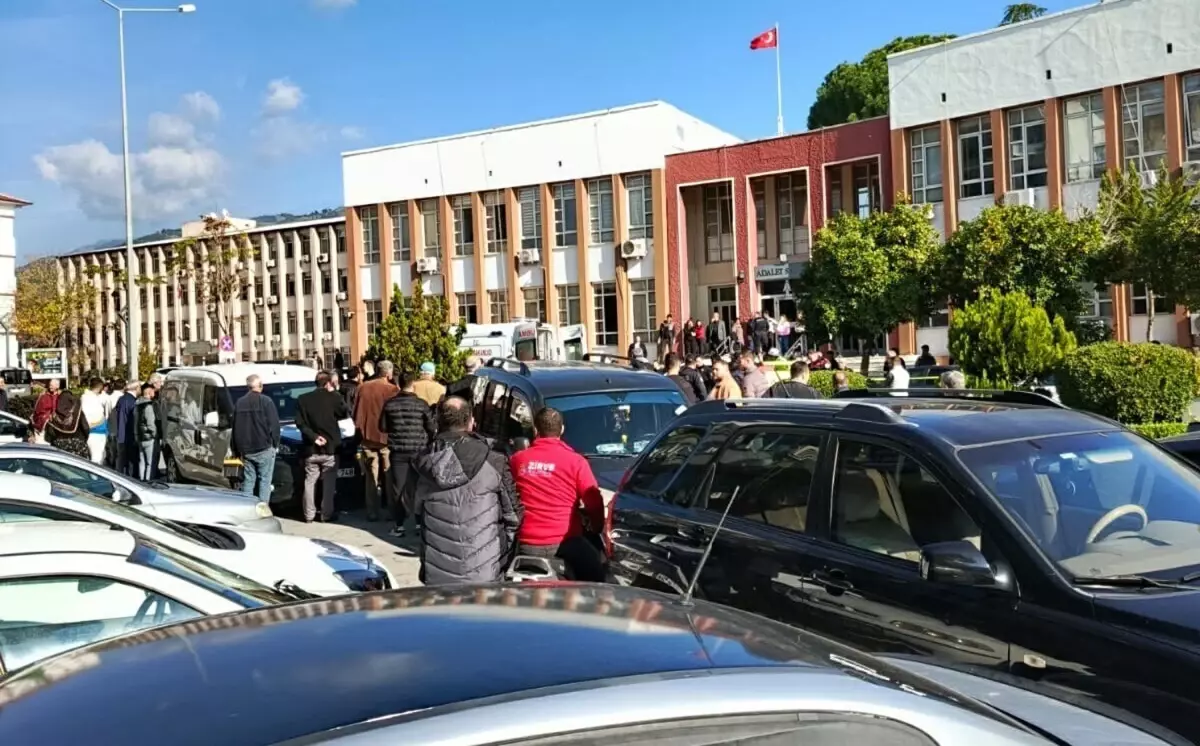 Adliye önünde boşanma aşamasındaki eşini bıçakladı