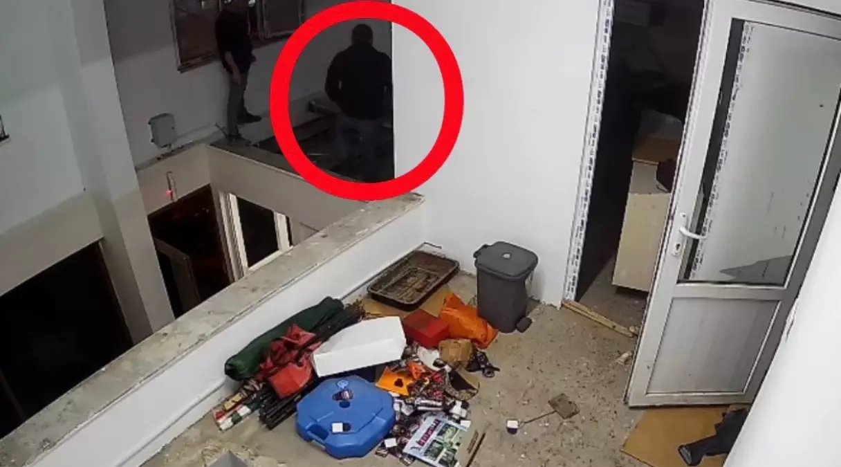 Alçıpanın üzerine basınca zemin çöktü, alt kata düştü