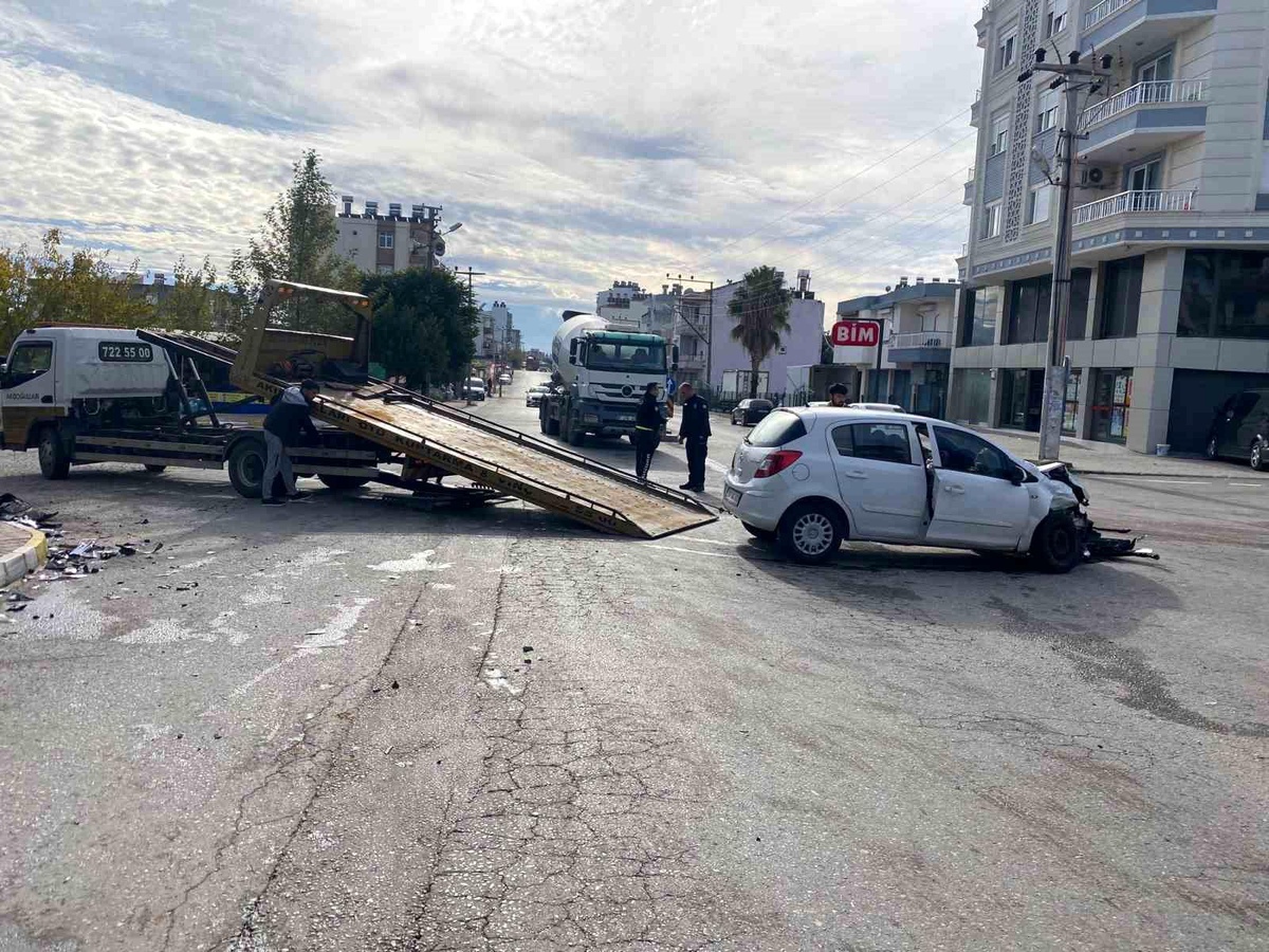 Antalya\'da Trafik Kazası: 4 Yaralı