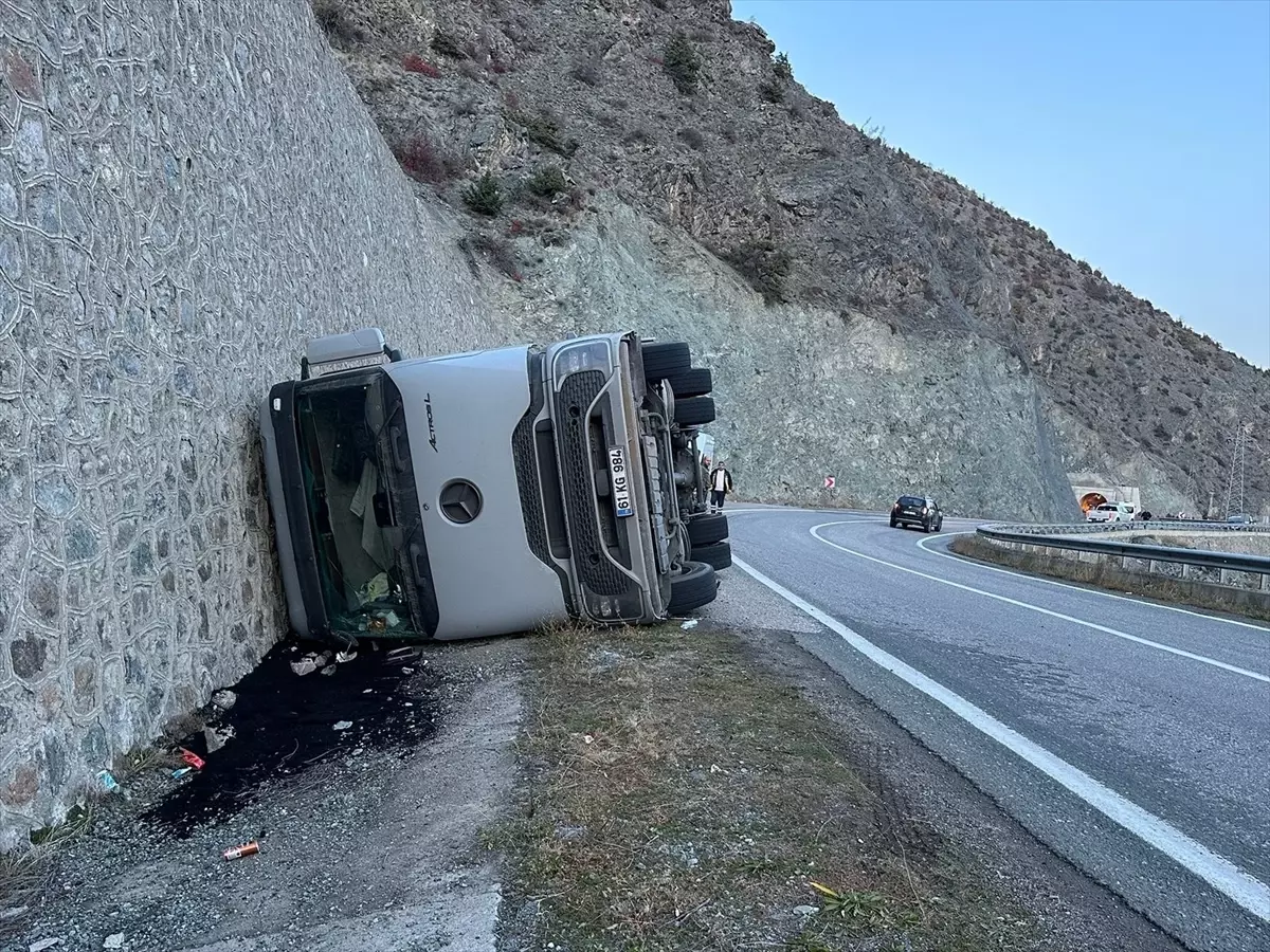 Artvin\'de Kömür Yüklü Tır Devrrildi, Sürücü Yaralandı