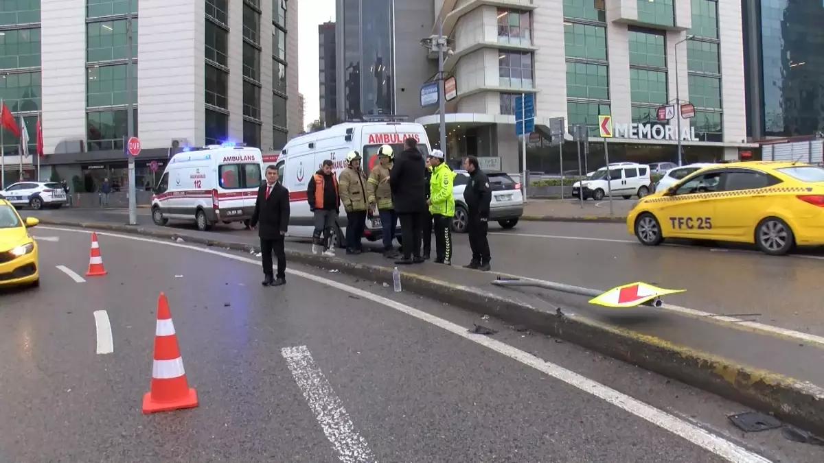 Ataşehir\'de Kaza: Otomobil Motosiklete Çarpıp Takla Attı