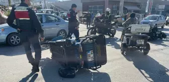 Fatih'te motosiklet sürücüsünün tartıştığı kişinin aracına tekme atması kamerada