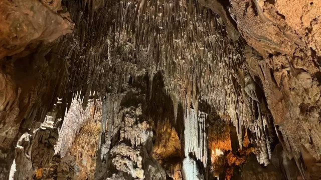 Bu mağarada 15 gün boyunca yarım saat kalan ölüm hariç her derdine şifa buluyor Bu mağarada 15 gün boyunca yarım saat kalan ölüm hariç her derdine şifa buluyor