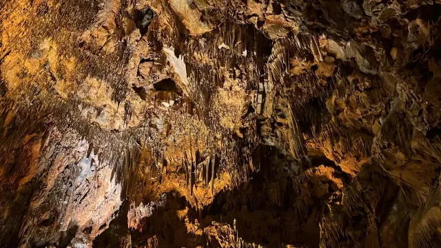 Bu mağarada 15 gün boyunca yarım saat kalan ölüm hariç her derdine şifa buluyor Bu mağarada 15 gün boyunca yarım saat kalan ölüm hariç her derdine şifa buluyor