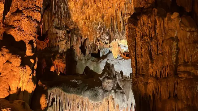 Bu mağarada 15 gün boyunca yarım saat kalan ölüm hariç her derdine şifa buluyor Bu mağarada 15 gün boyunca yarım saat kalan ölüm hariç her derdine şifa buluyor