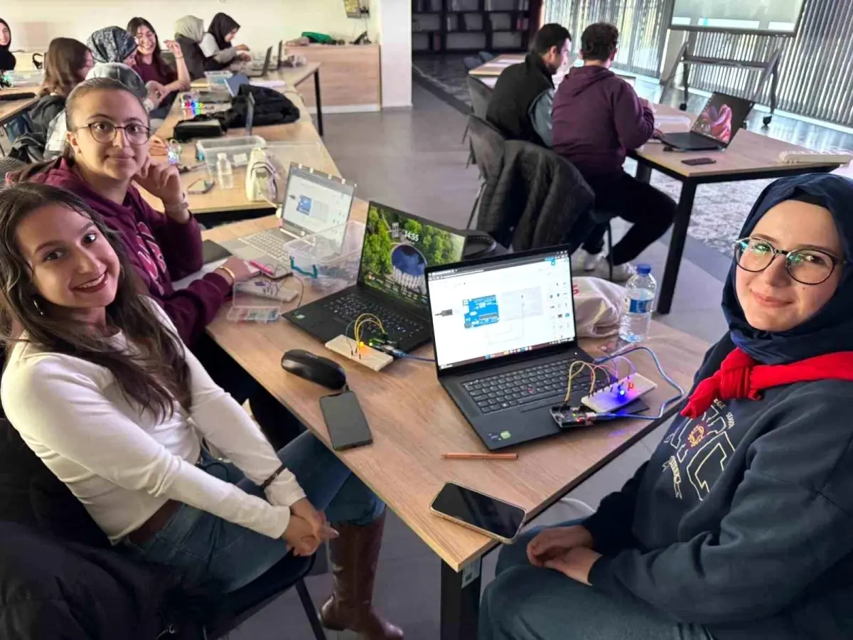 Büyükşehir\'in Bilişim Akademisi\'nden öğretmen adaylarına robotik kodlama eğitimi