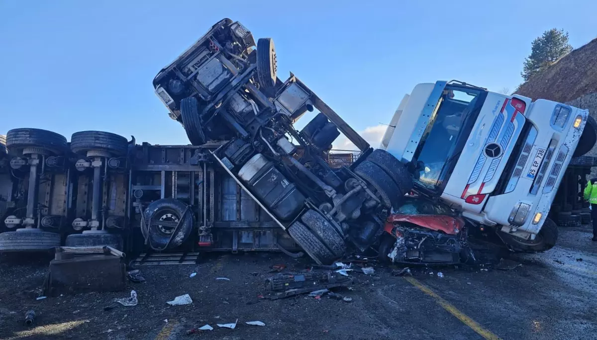 Ardahan\'da Buzlu Yolda Kaza