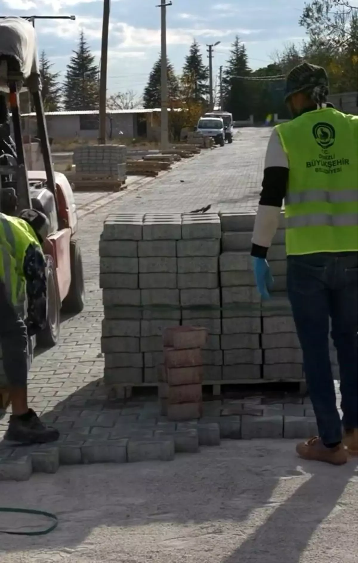 Çivril Belediyesi uzun yıllardır yapılmayan Kızılcasöğüt Mahallesi üst yapı çalışmalarına başladı